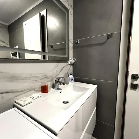 Modern W. A/c * Bukurešť